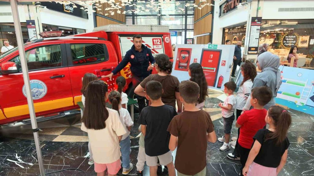 KUMSMALL AVM’de Minik İtfaiyeciler Yangın Güvenliğini Öğrendi